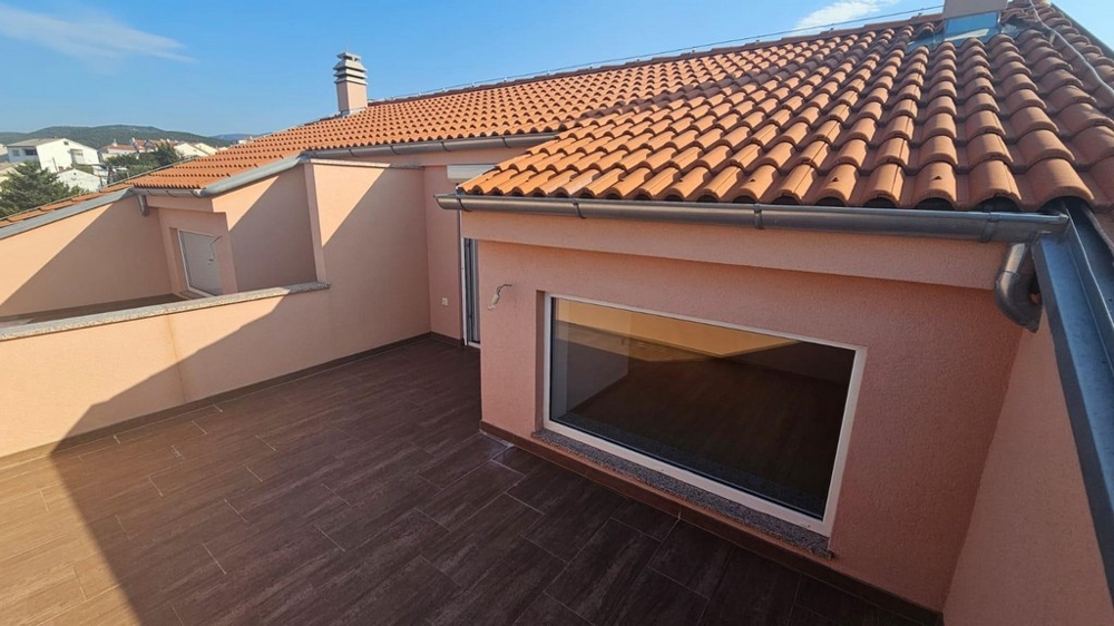 Otvorená strešná terasa apartmánu A3432 v Crikvenici.