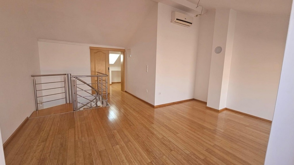 Otvorený priestor s točitým schodiskom a klimatizáciou