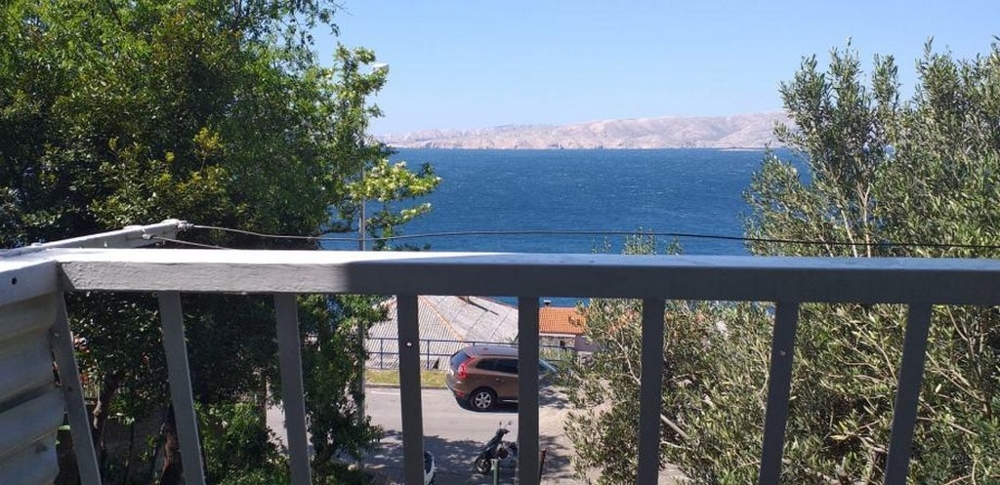 Výhľad na more z terasy bytu na predaj v meste Senj (Chorvátsko).
