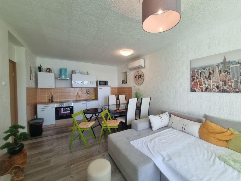 Pohľad z obývačky do kuchynky nehnuteľnosti.