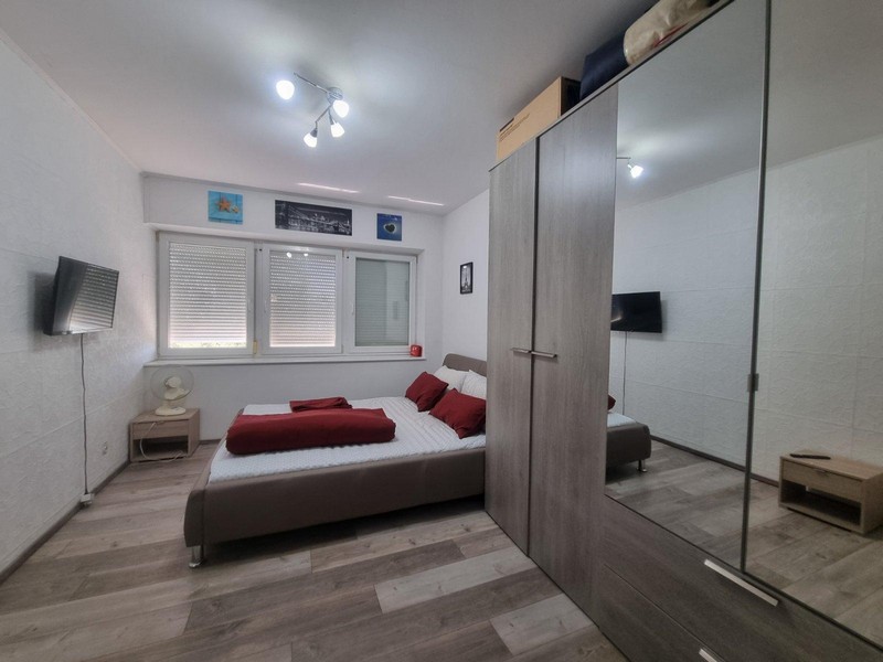 Spálňa s veľkým šatníkom.