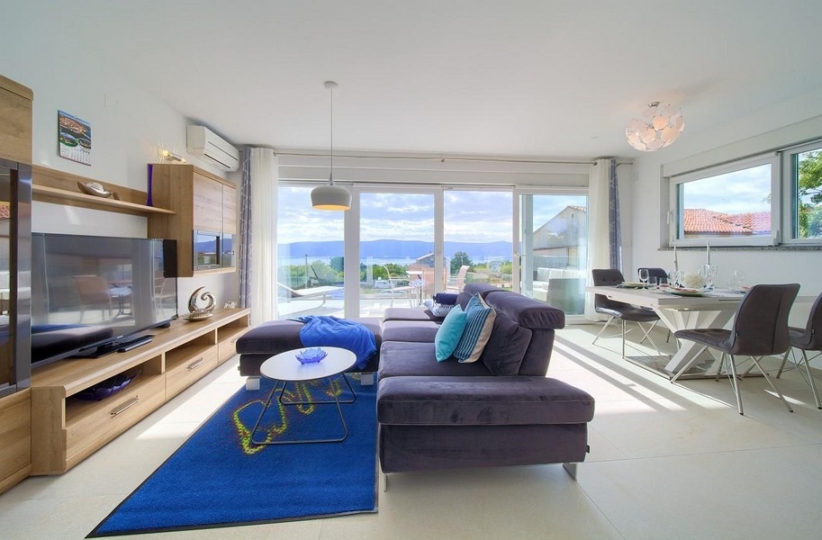 Moderne zariadená obývacia izba a výhľad na more.
