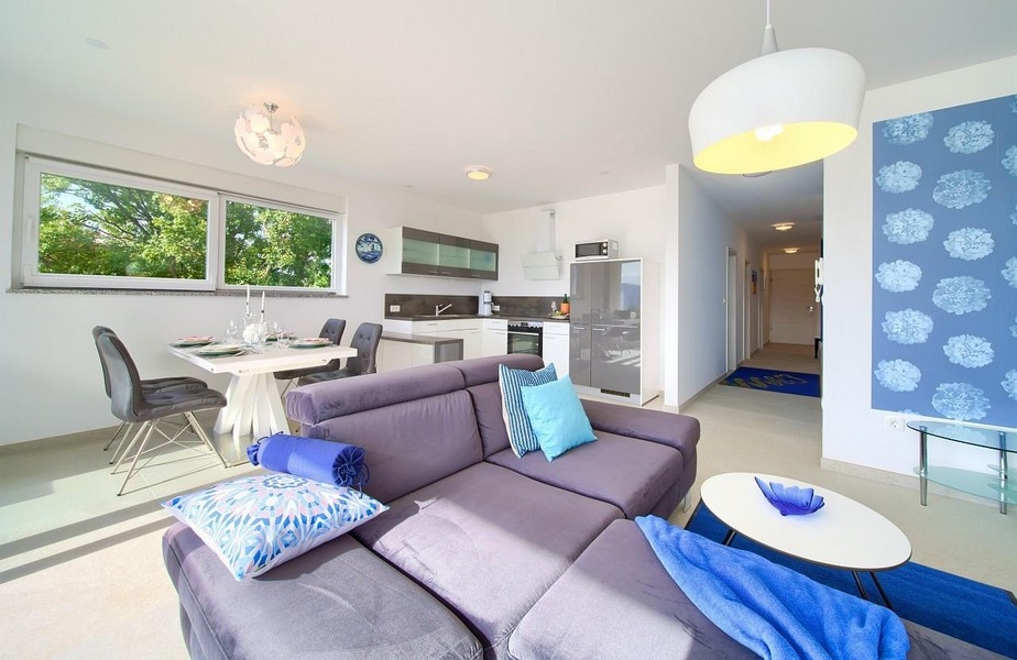 Obývacia časť, kuchyňa a jedáleň.