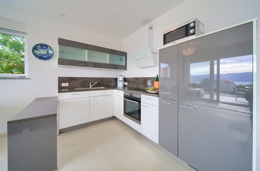 Kvalitná kuchynská linka s modernými spotrebičmi.