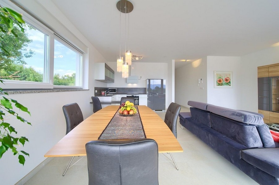 Jedálenský kút a výhľad do kuchyne apartmánu A3445.