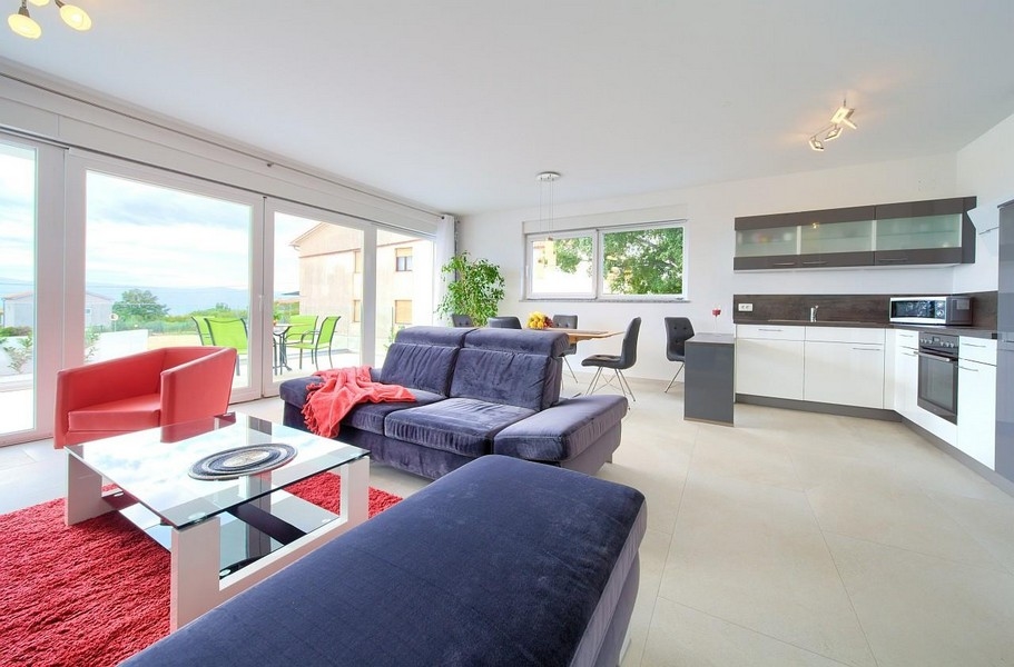 Obývacia izba s výhľadom na priestrannú terasu.