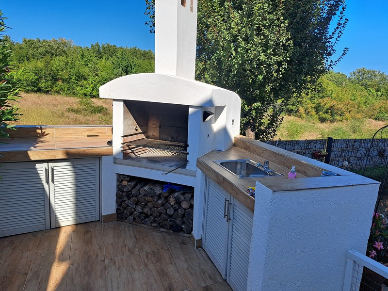 Letná kuchyňa s grilom v objekte A3446, ostrov Krk.