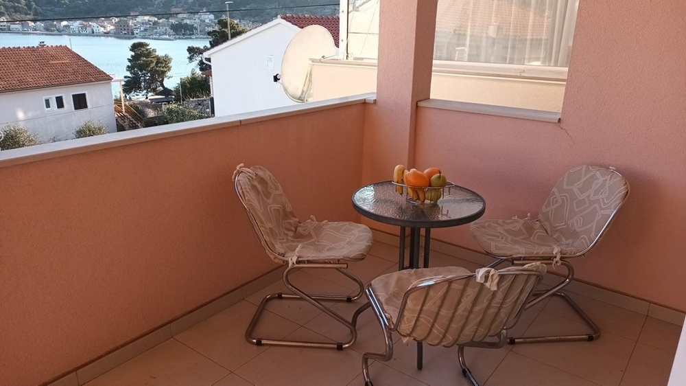 Terasa s malým jedálenským stolom na pozemku A3447 v Tisno, Chorvátsko - Panorama Skauting.