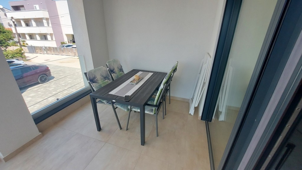 Krytá terasa a výhľad na parkovacie miesto nehnuteľnosti A3448.