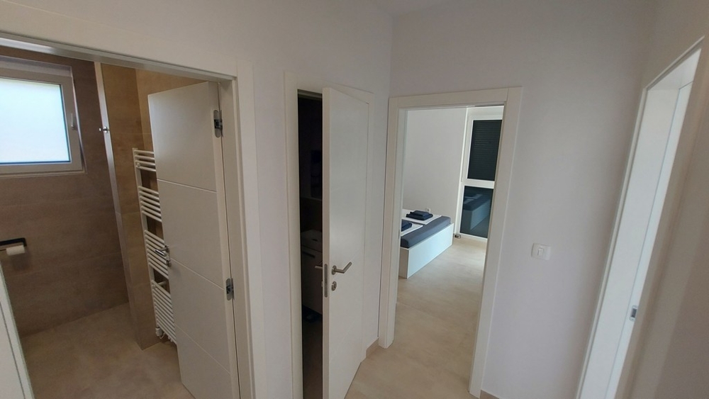 Pohľad do kúpeľne z chodby.