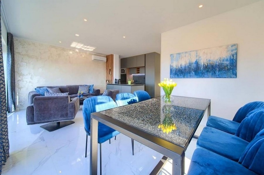 Luxusná obývačka s modrými stoličkami.