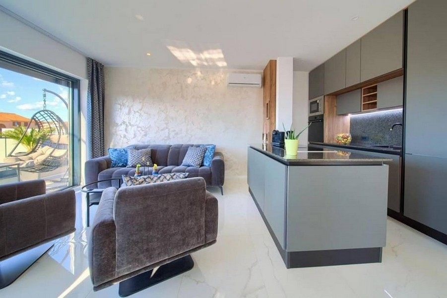 Kvalitný apartmán s modernou kuchyňou a výhľadom na terasu.