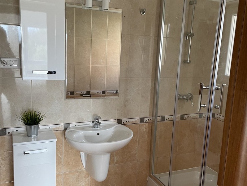 Kúpeľňa so sprchovacím kútom.