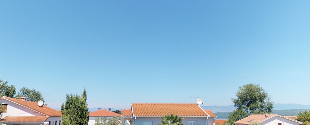 Pohľad z balkóna nehnuteľnosti A3458 v Chorvátsku na ostrove Krk.