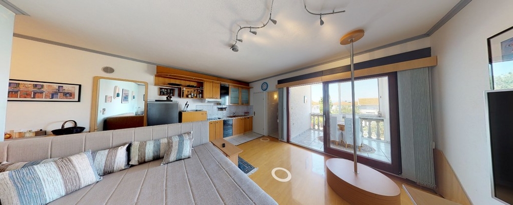 Obývacia časť s výhľadom na funkčnú kuchyňu nehnuteľnosti A3458.