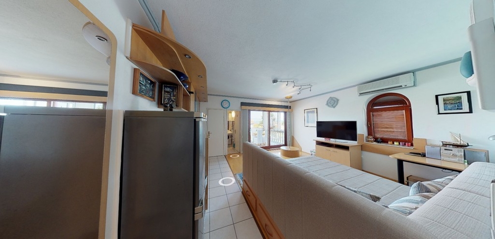 Obývacia izba s výhľadom na terasu nehnuteľnosti A3458, Chorvátsko.