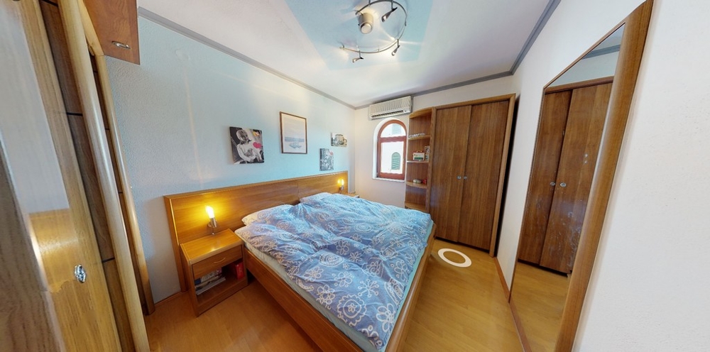 Útulná spálňa s oknom, manželskou posteľou a šatníkovou skriňou - nehnuteľnosť A3458.