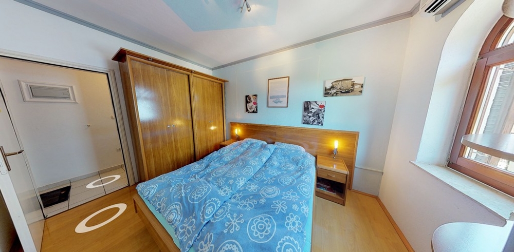 Útulná manželská posteľ - spálňa.