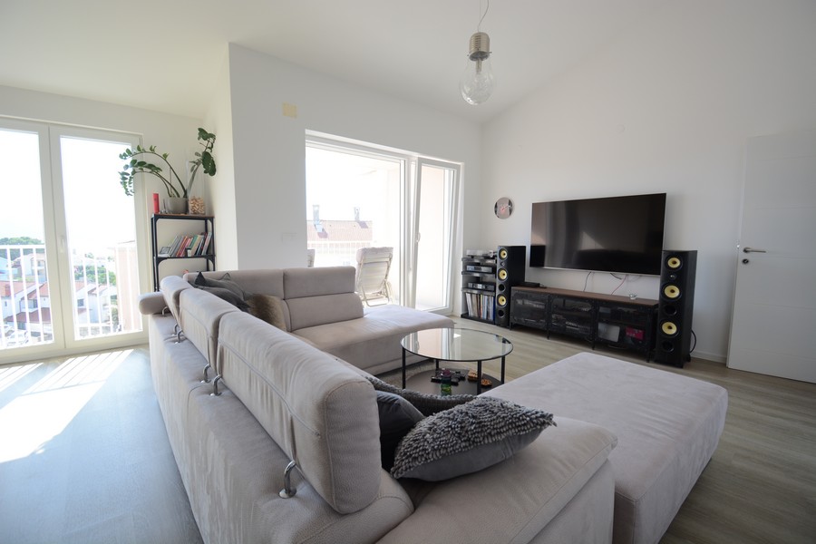 Obytná časť s výhľadom na terasu - nehnuteľnosť A3461 v Chorvátsku.