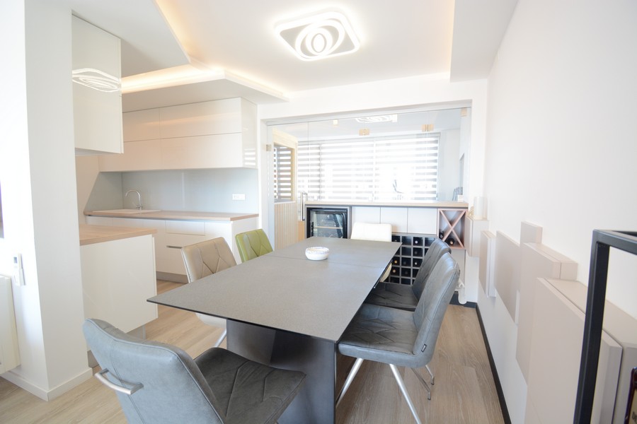 Moderný jedálenský kút s kvalitnou kuchyňou v apartmáne A3461 v Chorvátsku.