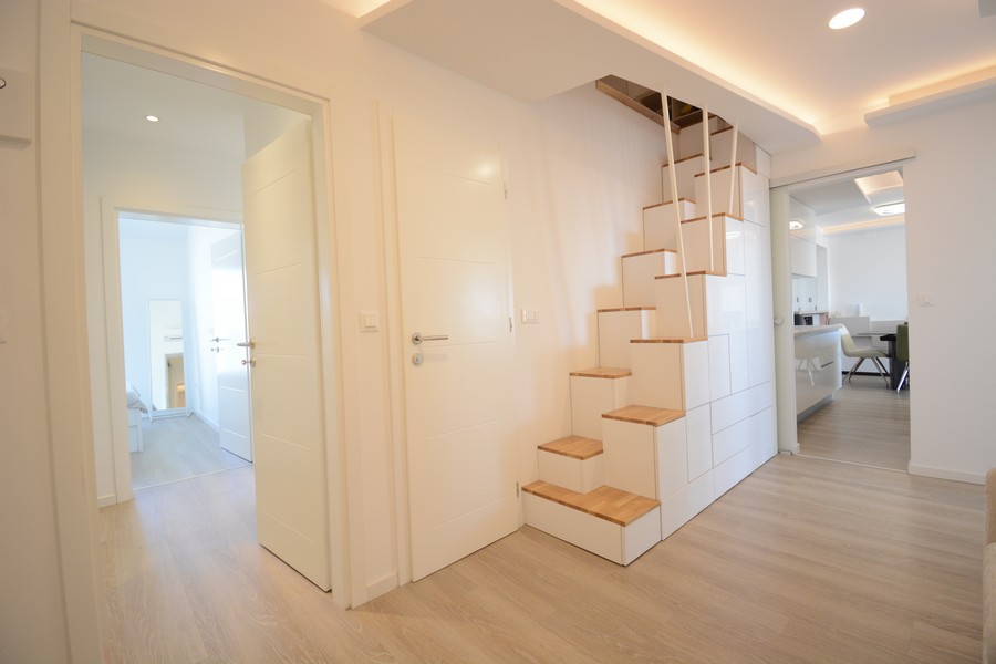 Schody vedú do podkrovia.