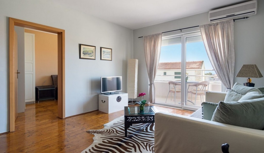 Zariadená obývacia izba s výhľadom na terasu nehnuteľnosti A3462.