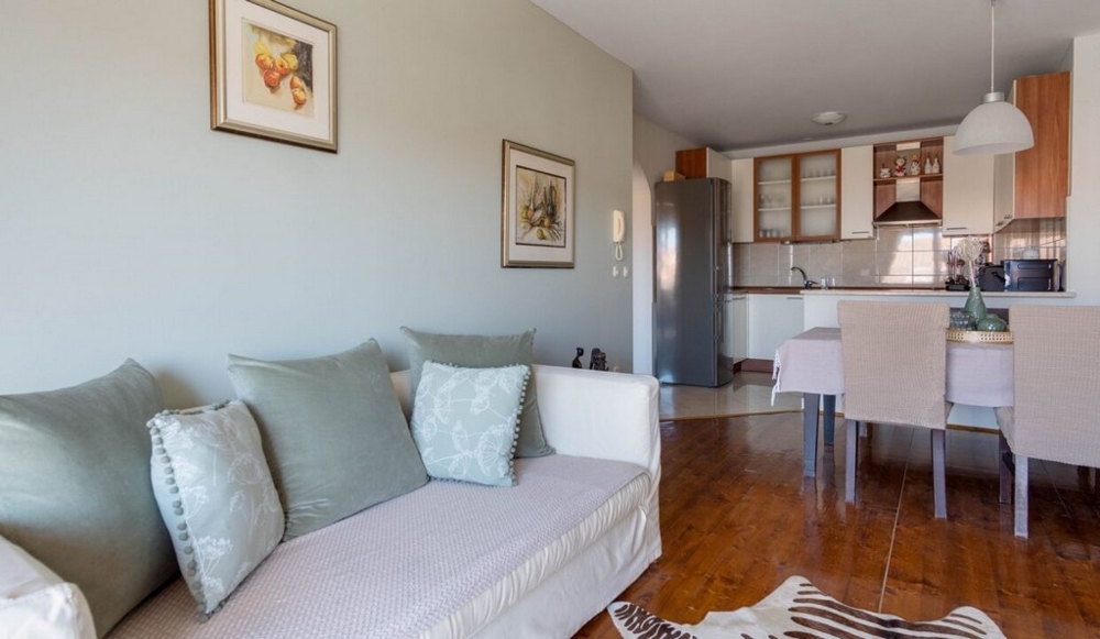 Obývacia časť a výhľad do funkčnej kuchyne nehnuteľnosti A3462 v Makarskej, Chorvátsko - Panorama Skauting.