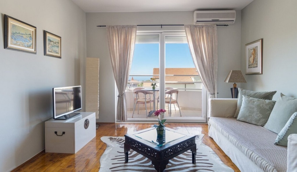 Klimatizovaná a štýlovo zariadená obývacia izba.