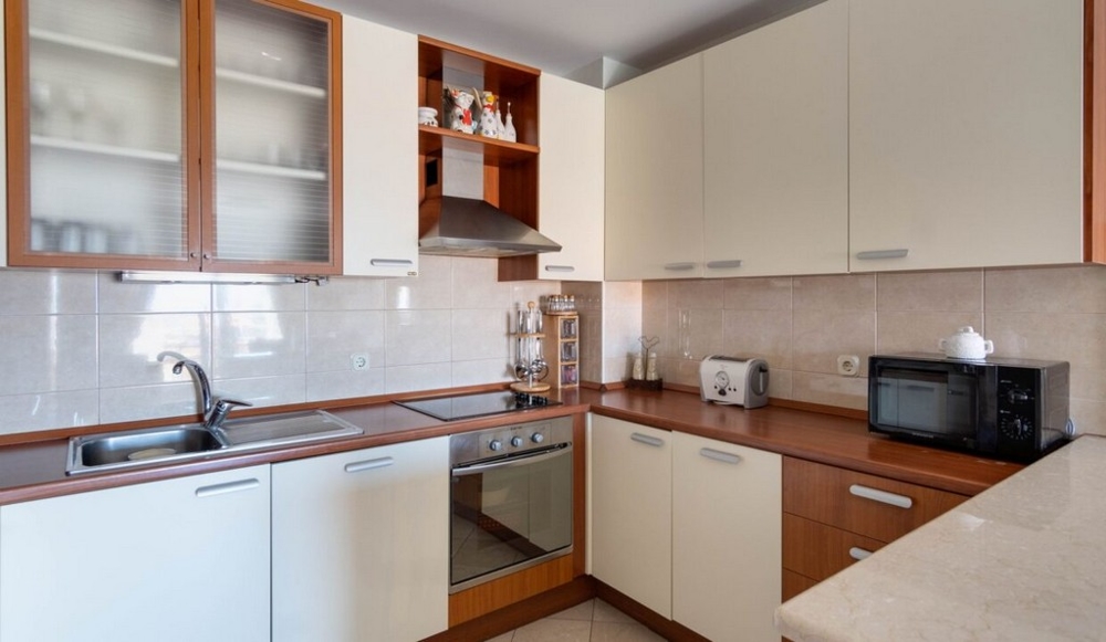 Priestranná kuchyňa nehnuteľnosti A3462 v Chorvátsku.