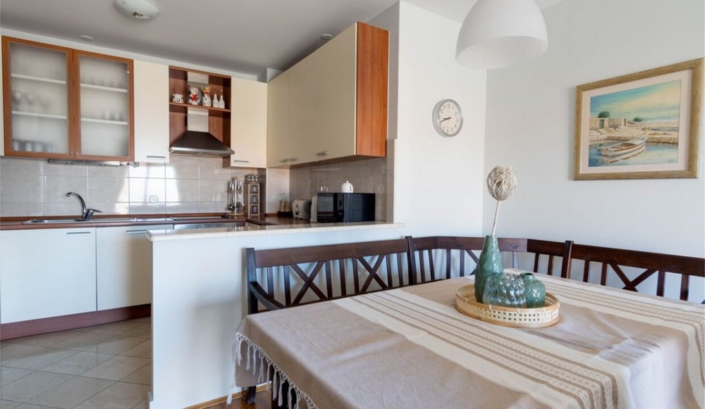 Jedálenský stôl a pohľad na kravy v apartmáne A3462.