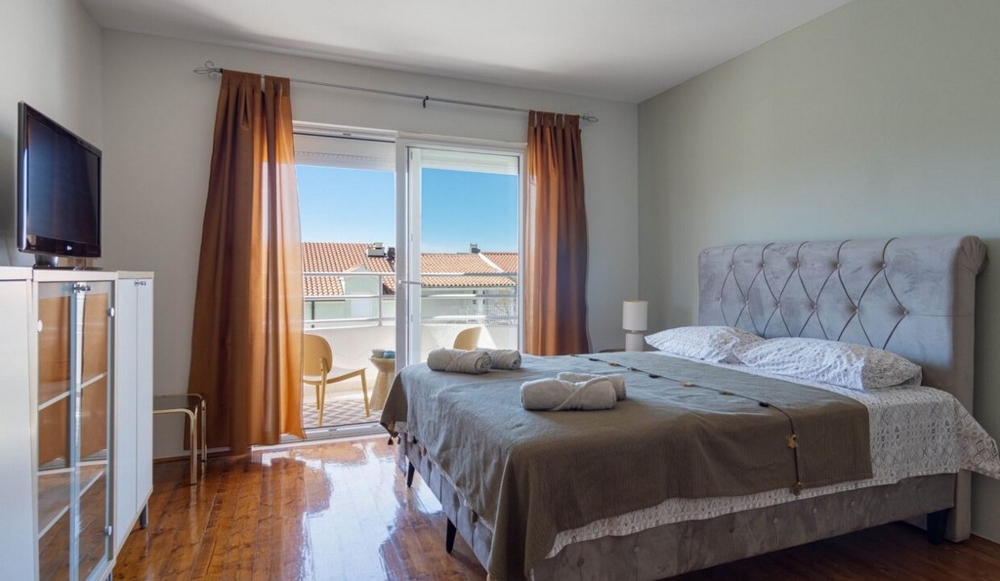 Priestranná spálňa apartmánu A3462 v Chorvátsku.