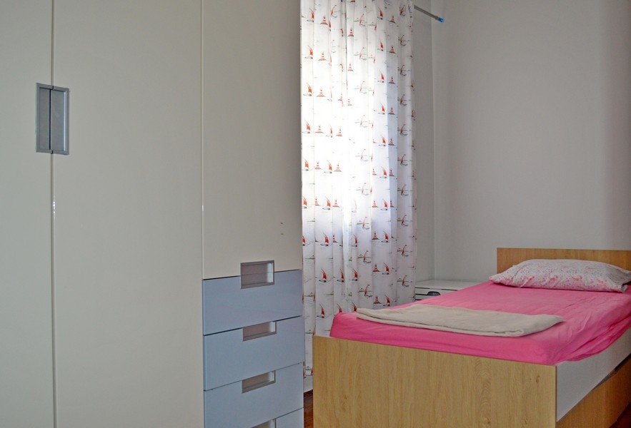 Menšia spálňa s jednolôžkom.