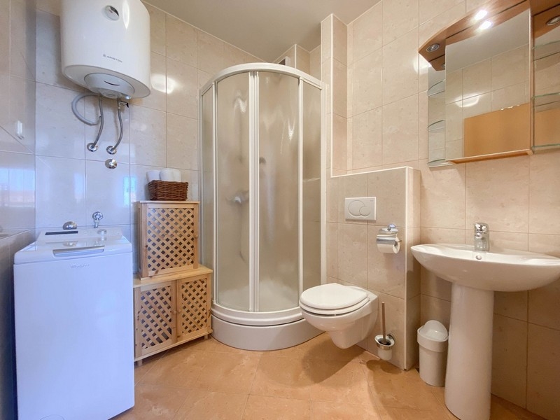 Kúpeľňa so sprchovacím kútom v apartmáne A3462.