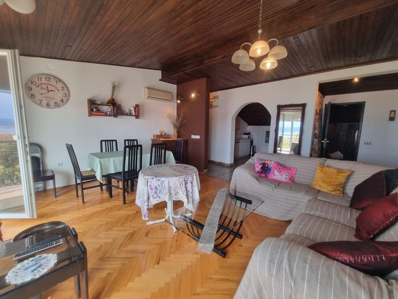 V ubytovacom zariadení je zariadená obývacia izba.