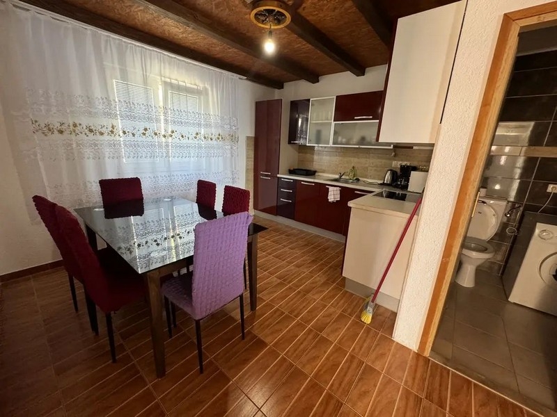 Kuchynský a jedálenský stôl.