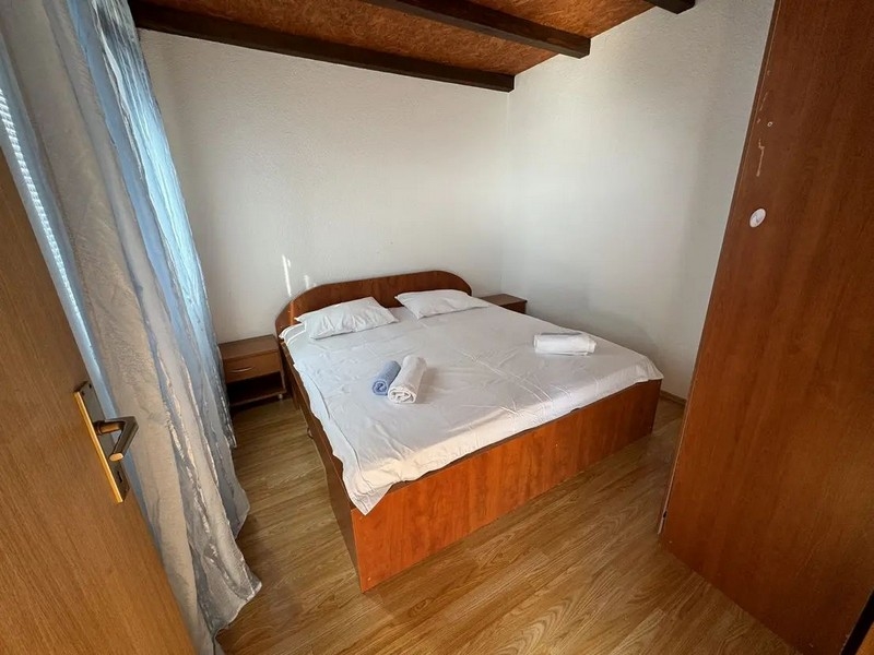 Spálňa s manželskou posteľou.