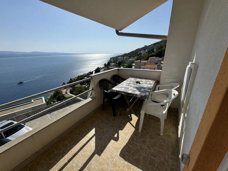 Výhľad na more z terasy apartmánu A33470, ponúkaného na predaj v Chorvátsku.