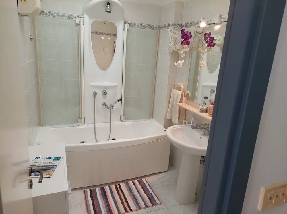 Kúpeľňa s modernou vaňou a sprchovacím kútom