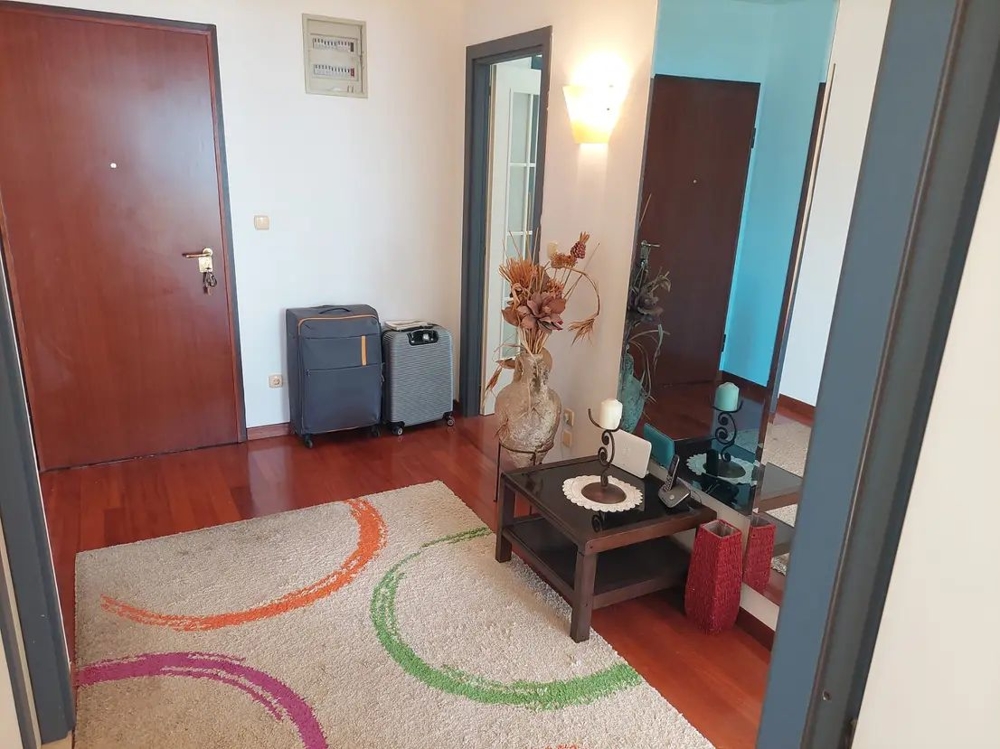 Vchod s kobercom, dekoráciou a kufrom