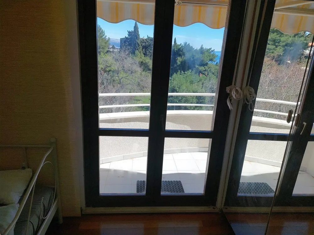 Pohľad na terasu nehnuteľnosti A3472 v Chorvátsku - Panorama Skauting.