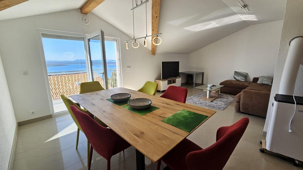 Kvalitný jedálenský stôl do obývacej izby nehnuteľnosti A3474 v Crikvenici.