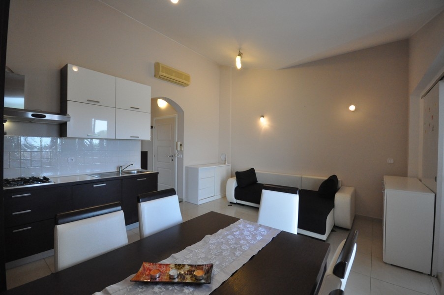 Otvorený obývací priestor s jedálenským stolom a pohovkou - Nehnuteľnosť A3478.