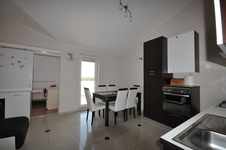 Jedálenský kút so stolom a bielymi stoličkami