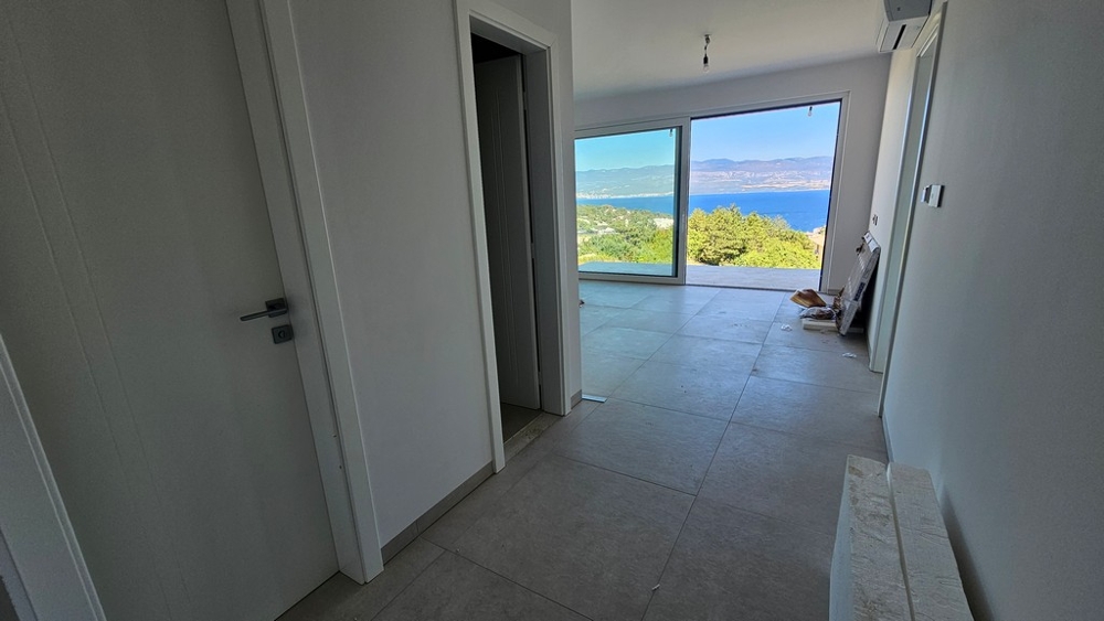 Predsieň s výhľadom na obývací priestor a more, apartmán A3479 na ostrove Krk