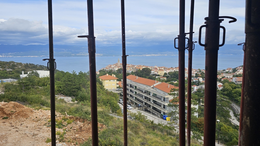 Panoramatický výhľad na more z terasy (momentálne stavenisko) na 2. poschodí.