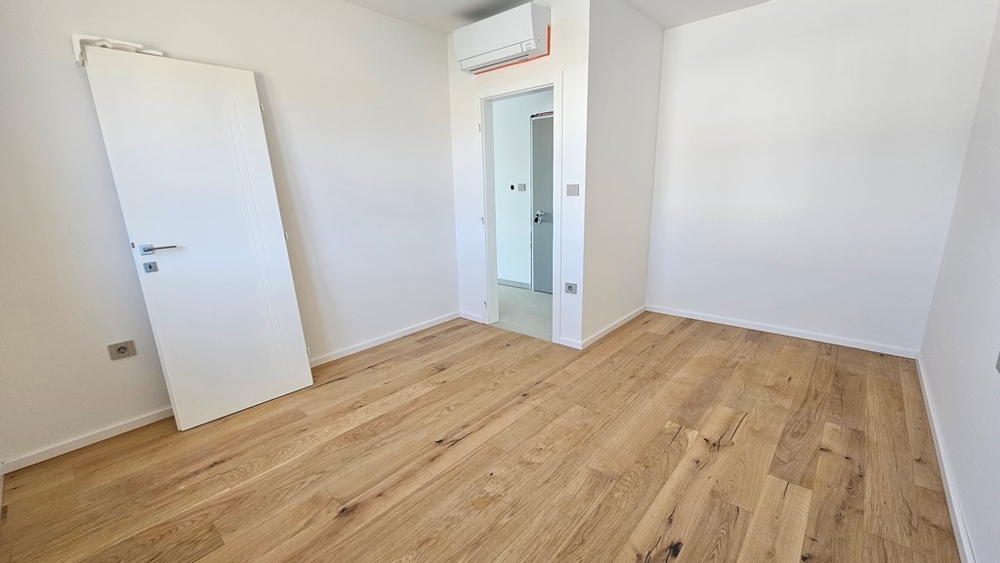 Druhá spálňa s parketovými podlahami a klimatizáciou, apartmán A3481