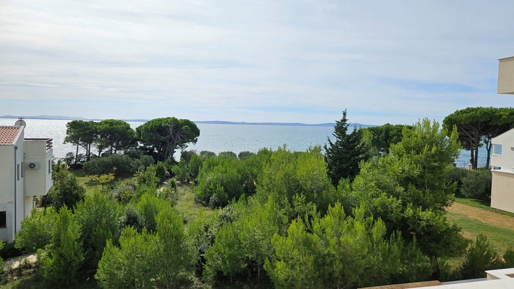 Výhľad na more z druhého poschodia obklopený zeleňou a stromami