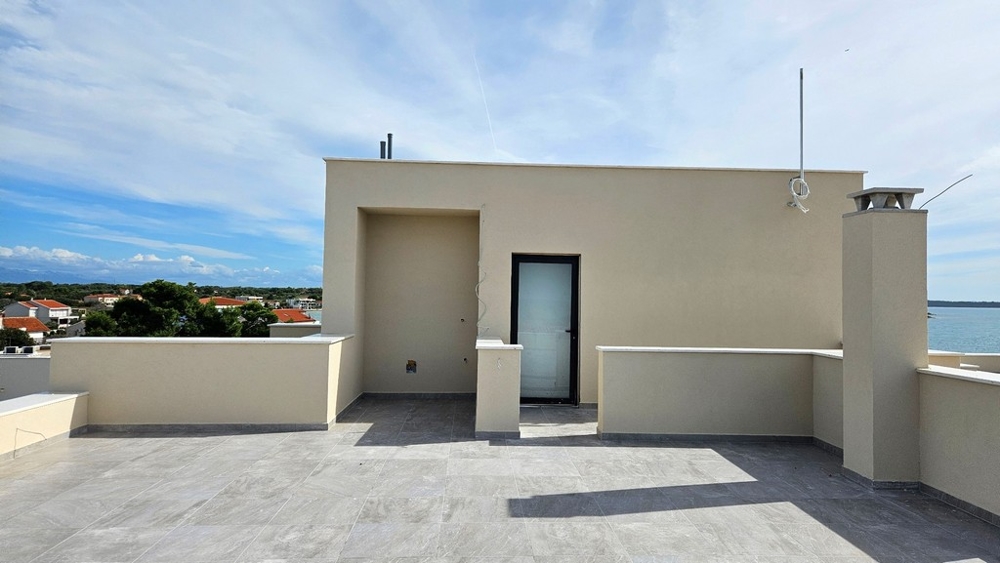 Strešná terasa s prístupovými dverami vedúcimi do krytého priestoru