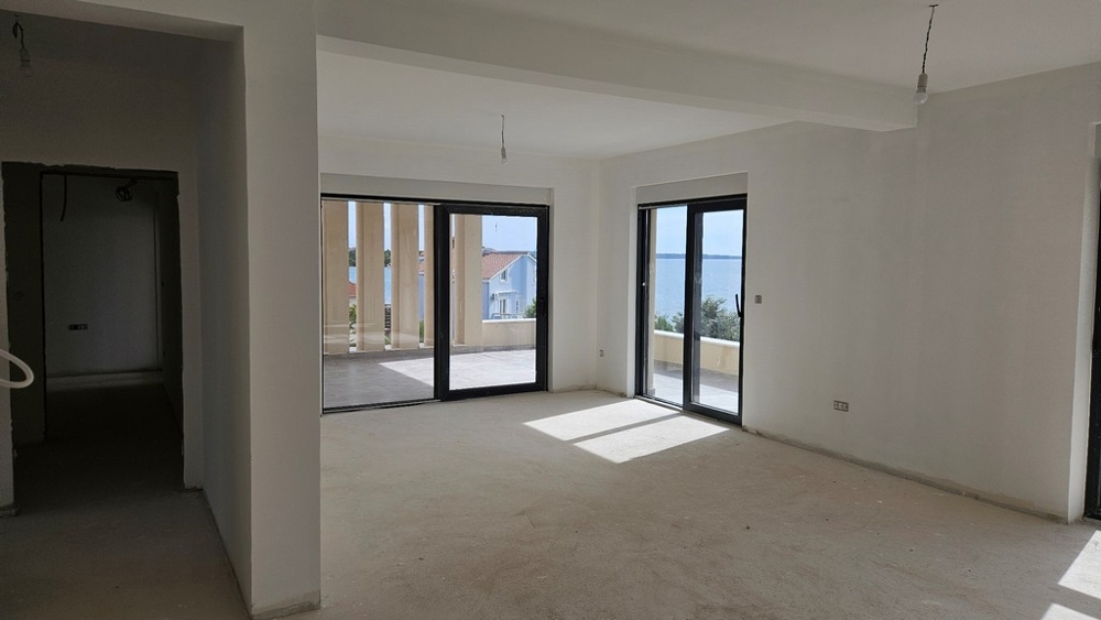 Obývacia izba s výhľadom na more.