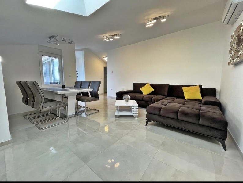 Svetlý obývací priestor a jedálenský stôl v nehnuteľnosti A3494.